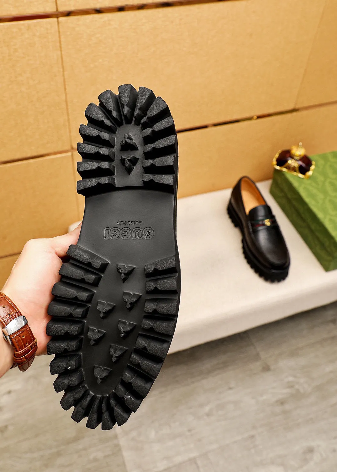 Men's shoes 💰580 💐 Product trademark: GUCCI "Gucci" casual leather shoes Regular size: 38-44 (45.46🉑️customized) Product materials: Selected imported first-layer pebbled cowhide leather upper + luxury hardware buckle, imported water-dyed cowhide leather lining. Strong three-dimensional visual effect, original foam outsole Color: 1⃣️color available